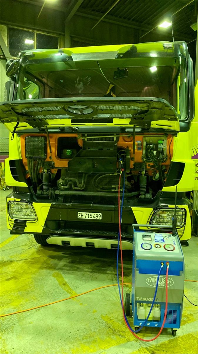 Klimaservice an einem LKW mit angeschlossener Servicestation