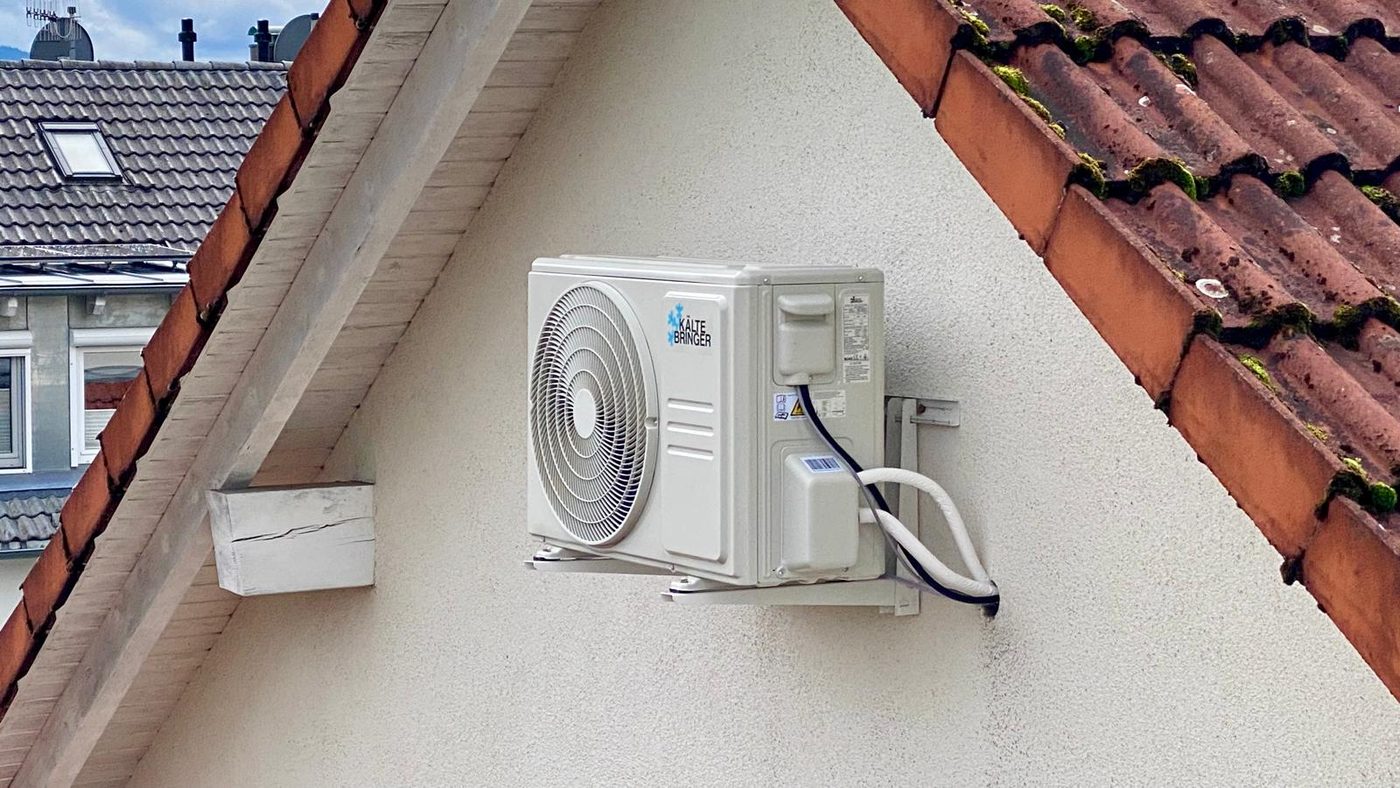 Außeneinheit am Dachgiebel zwischen zwei Dächern