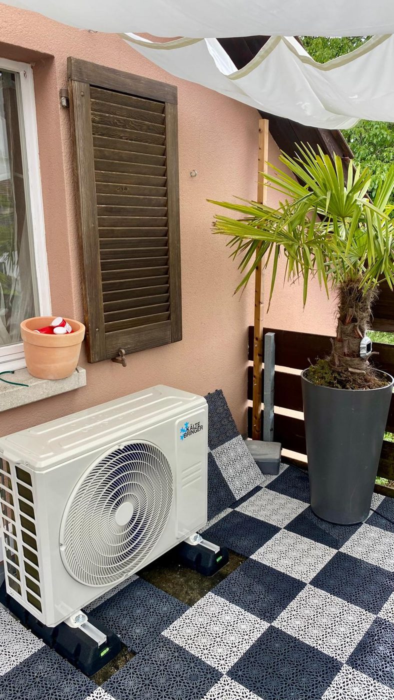 Außeneinheit auf der Terrasse mit Palme
