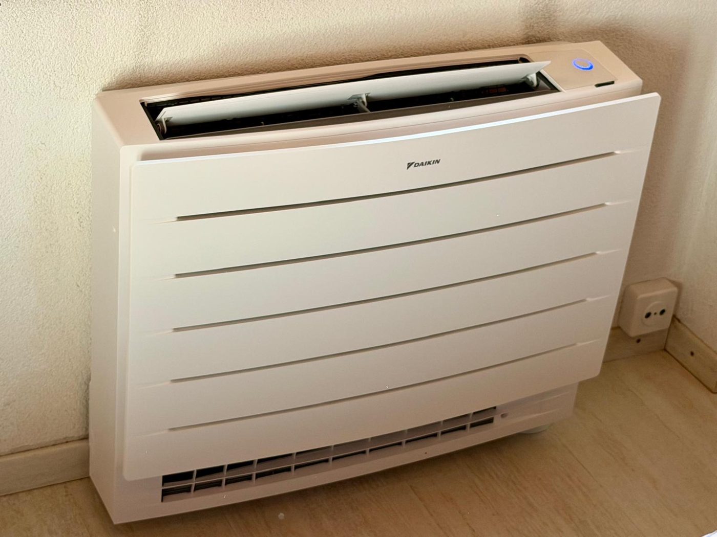 Daikin-Truhengerät im Wohnraum