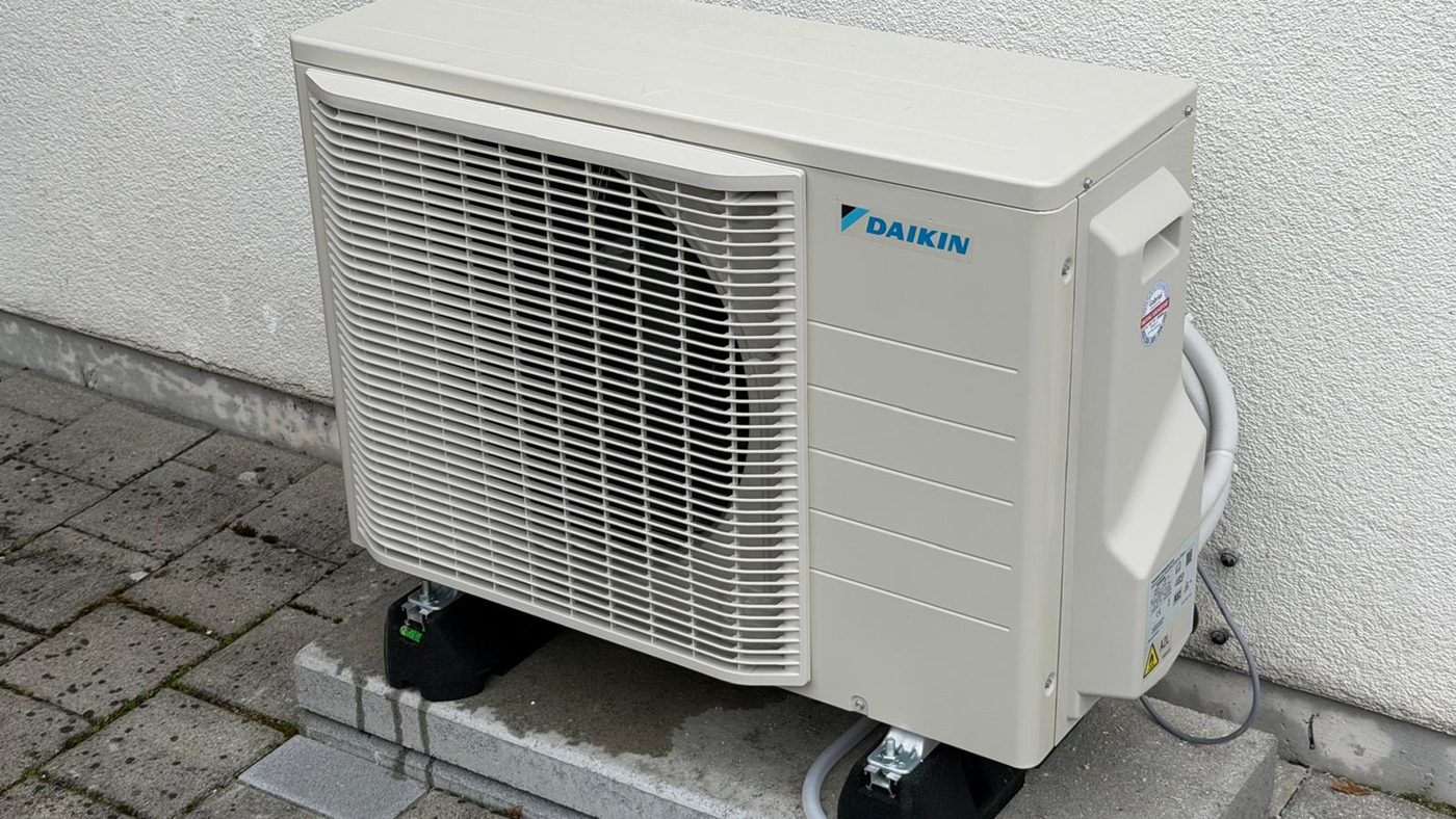 Daikin-Außeneinheit auf Betonsockel