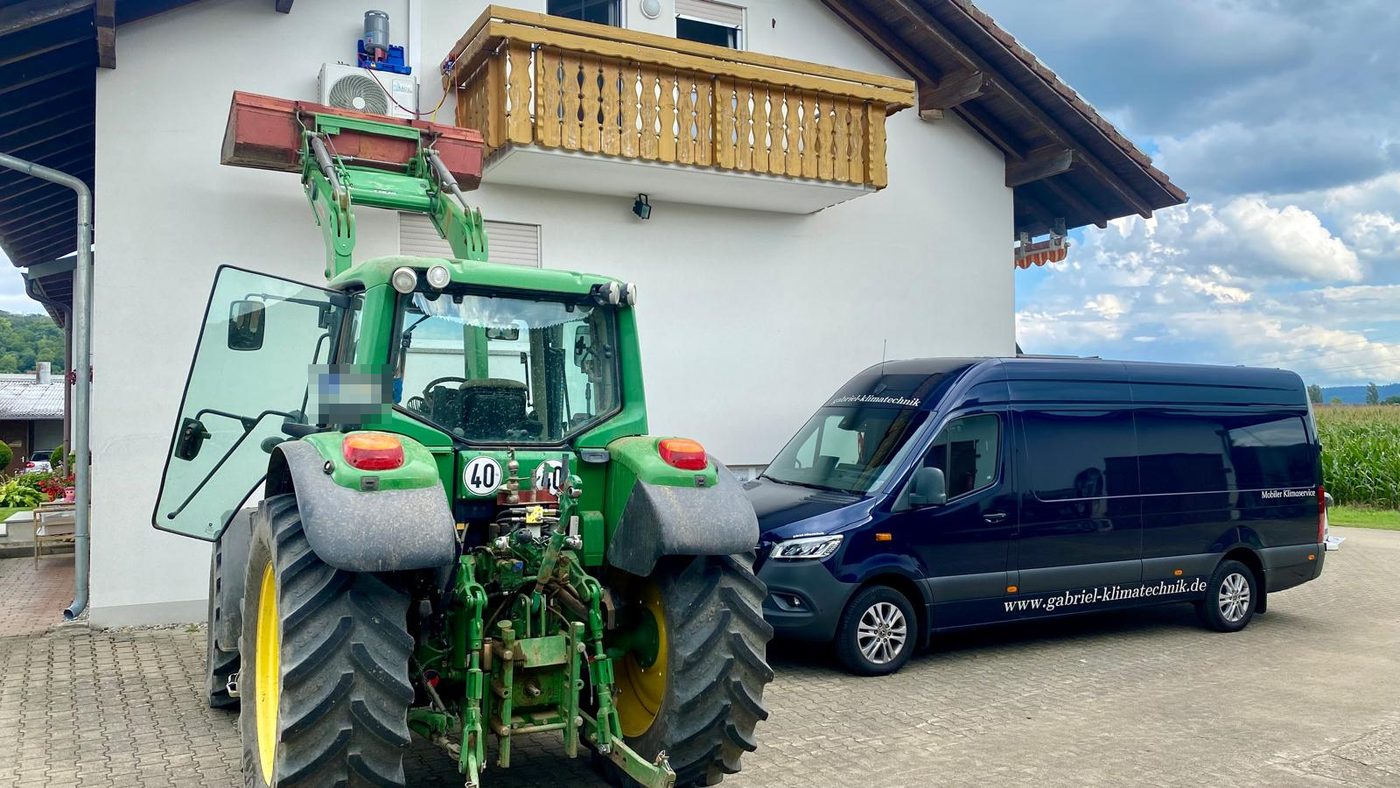 Montage einer Außeneinheit am Bauernhof — Traktor als Hebehilfe