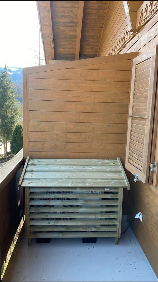 Außeneinheit mit Holzverkleidung auf dem Balkon