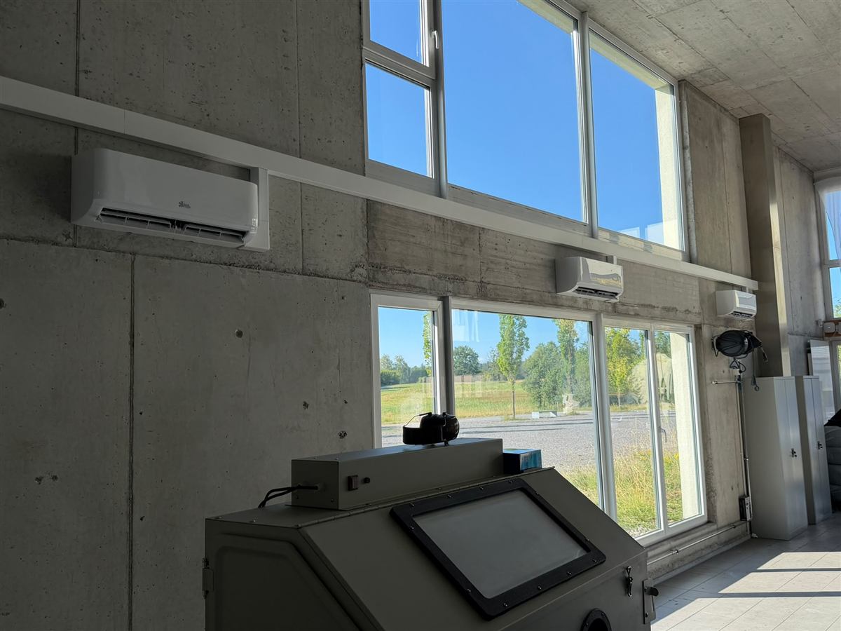 Drei Wandgeräte in einer Gewerbehalle